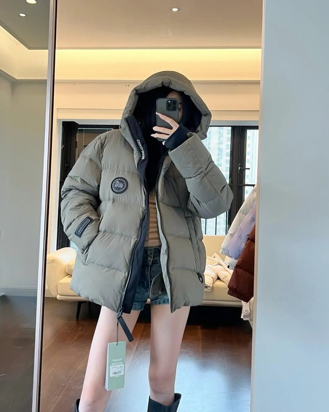 P880 Big Goose Ouyang Nana Second Generation (higher version) Canada goose Canada Goose Black Label Down Jacket A must-have in the outerwear world, the Big Goose Black Label down jacket! The latest designer styles! The goose down jacket has always been a popular element of fashion and is loved by experts from all walks of life! Fashionable hooded cut, high-end customer-supplied fine goose down, high resilience, smooth zipper, strong and firm. Pockets on both sides can store small items, free your hands, and you can go out without worries. It can also meet the need of putting your hands in your pockets👏👏Produced by Big Goose, it can be used as a group uniform by many celebrities. This down jacket uses a double-layer anti-down lining design, which has strong windproof performance and will be very warm in winter! Newly labeled white duck down filling, high fluffiness, windproof hooded design. When walking outdoors, pull the collar to the highest position, put your hands in the pockets and it will be very warm. It can be easily controlled by all body types! The interior is equipped with an elastic snow skirt design for better wrapping. The simple and neat style design highlights the masculine temperament. The impeccable style is classic and never goes out of style. It is warm and practical, and it is versatile! You can enter with your eyes closed!  Color: Black Khaki Size: XS-XXL